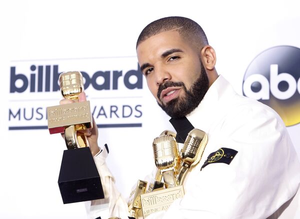 Kanadalı rapçi Drake, 2017 Billboard Müzik Ödülleri’nde 13 ödül birden aldı. - Sputnik Türkiye