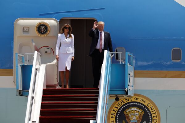 Trump, Air Force One uçağından eşi Melania'yla birlikte indi. - Sputnik Türkiye