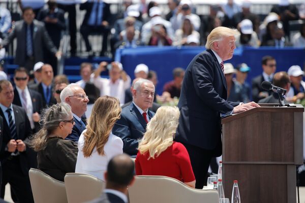 Havalimanındaki törende Reuven'in eşi Nechama, Trump'ın eşi Melania ve Netanyahu'nun eşi Sara da hazır bulundu. - Sputnik Türkiye