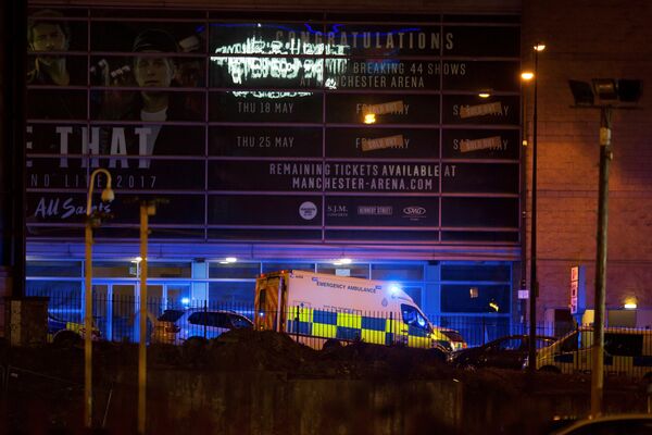 İngiltere'nin ünlü konser alanlarından Manchester Arena'da dün gece gerçekleşen bir konser esnasında bomba patladığı bildirildi. Olay yerinden gelen görüntülere göre insanlar konser alanından çığlık çığlığa konser alanından çıkmaya çalıştı. - Sputnik Türkiye
