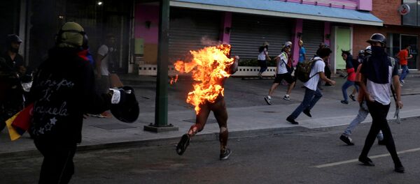 Venezüella'da bir genç ateşe verildi - Sputnik Türkiye