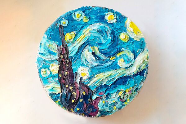 Rusya’da yaşayan Anastasya ve Vitaliy çifti, pastaları tablolara dönüştürdü. ‘Marfa’ markası altında hizmet veren ikili, pastaların üzerine Van Gogh, Gustav Klimpt gibi ünlü ressamların tablolarını resmetti. Küçük Prens çizimli pasta da en çok dikkat çeken pasta tasarımlarından biri. - Sputnik Türkiye