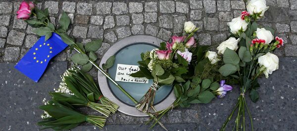 Manchester Arena'da ölenlerin anısına çiçek bırakıldı - Sputnik Türkiye