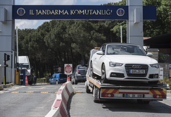 Lüks araç kaçakçılığı operasyonu kapsamında el konulan bir araç - Sputnik Türkiye