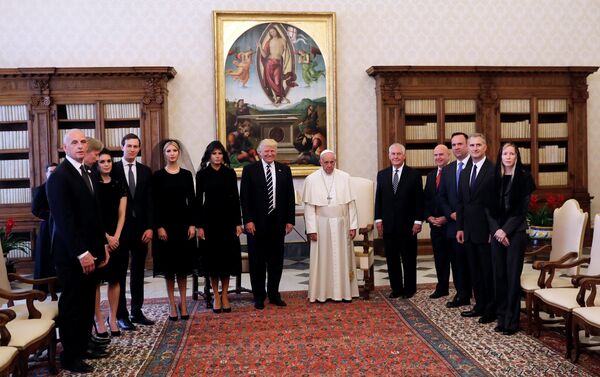Trump ve Papa Francis, ABD heyetiyle fotoğraf çektirdi. - Sputnik Türkiye