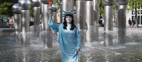 Brüksel'de NATO Zirvesi'ni protesto eden bir eylemci - Sputnik Türkiye