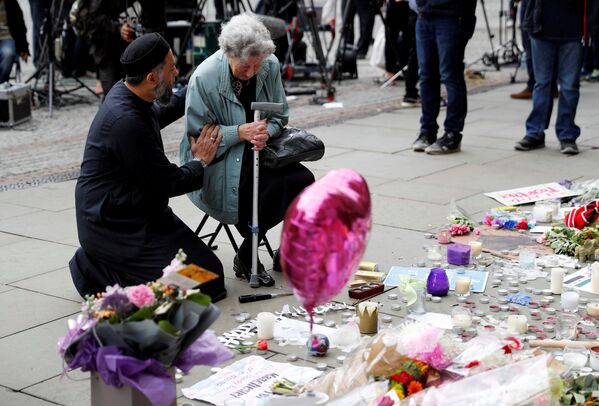 Anmaya katılanlar arasında kurbanlarla aynı yaştaki öğrenci genç kızlar göze çarptı.  Manchester Belediye Başkanı Andy Burnham ve Manchester Emniyet Müdürü Ian Hopkins'in konuşmaları da dinleyenleri ağlattı. - Sputnik Türkiye
