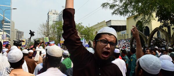 Bangladeş'te Adalet Tanrıçası Themis'in heykelinin yerinden kaldırılması için yapılan protestolar - Sputnik Türkiye