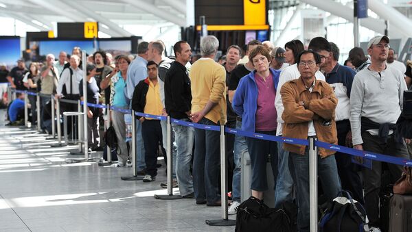 Londra'daki Heathrow Havaalanı'nda bekleyen British Airways yolcuları - Sputnik Türkiye