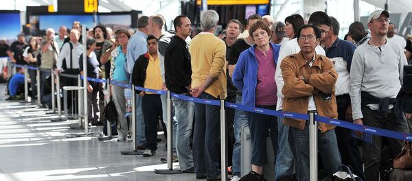 Londra'daki Heathrow Havaalanı'nda British Airways yolcuları Londra'daki Heathrow Havaalanı'nda British Airways yolcuları - Sputnik Türkiye