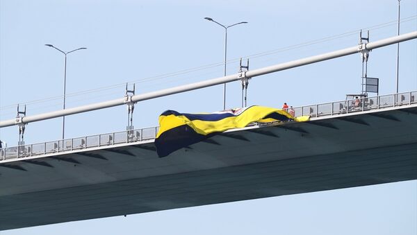 15 Temmuz Şehitler Köprüsü'ne asılan Fenerbahçe bayrağı - Sputnik Türkiye