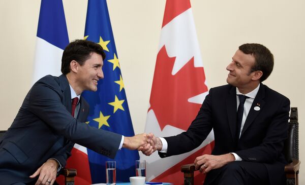 Emmanuel Macron-Justin Trudeau - Sputnik Türkiye