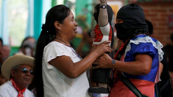 Gelecek yılki Meksika devlet başkanlığı seçiminde Zapatista Ulusal Kurtuluş Ordusu'nu (EZLN) temsil edecek olan Maria de Jesus Patricio Martinez, San Cristobal'daki Ulusal Yerli Konseyi'nde bir Zapatista komutanından hediyesini aldı. - Sputnik Türkiye