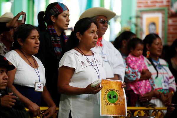 Seçimler Chiapas eyaletindeki San Cristóbal de las Casas'ta 58 etnik grubun 848 delegesinin katılımıyla yapıldı. Toplantıda EZLN üyeleri de hazır bulundu. - Sputnik Türkiye