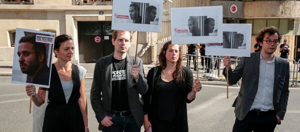 Mathias Depardon'un serbest bırakılması için Türkiye'nin Paris Başkonsolosluğu önündeki eylem - Sputnik Türkiye