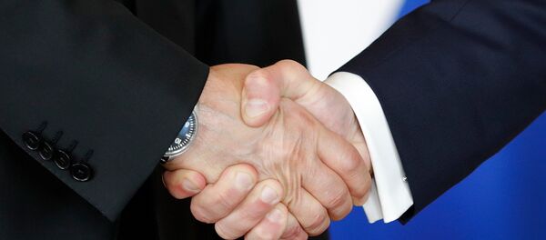 Rusya Devlet Başkanı Vladimir Putin ile Fransa Cumhurbaşkanı Emmanuel Macron el sıkıştı. - Sputnik Türkiye