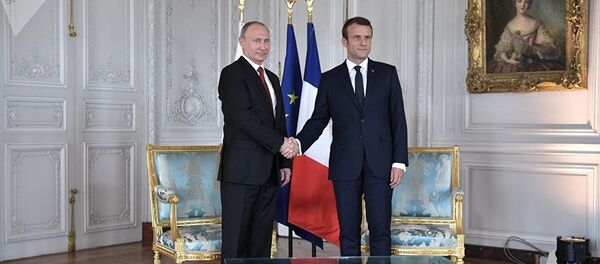 Rusya Devlet Başkanı Vladimir Putin ile Fransa Cumhurbaşkanı Emmanuel Macron - Sputnik Türkiye