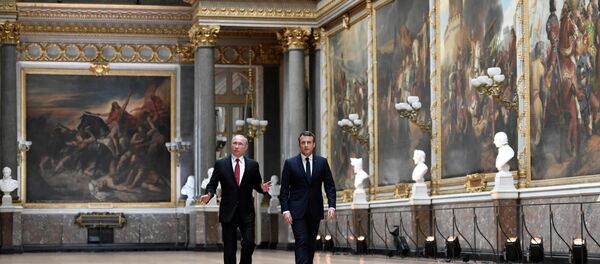 Rusya Devlet Başkanı Vladimir Putin ile Fransa Cumhurbaşkanı Emmanuel Macron - Sputnik Türkiye