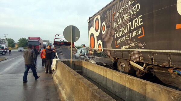 TEM gişesine aynı anda giren TIR ile otomobil sıkıştı - Sputnik Türkiye