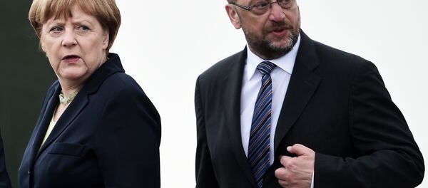 This file photo taken on May 29, 2016 shows German Chancellor Angela Merkel (L) and the President of the European Parliament Martin Schulz during a remembrance ceremony to mark the centenary of the battle of Verdun, at the Douaumont Ossuary (Ossuaire de Douaumont), northeastern France. - Sputnik Türkiye