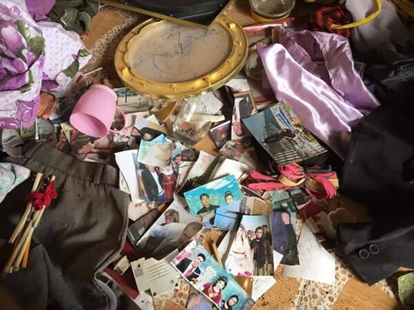 Fotoğraflarda, evlerin içinde dağınık eşyalar, yerde yırtık elbiseler, her tarafa dağılmış aile fotoğrafları görülüyor - Sputnik Türkiye