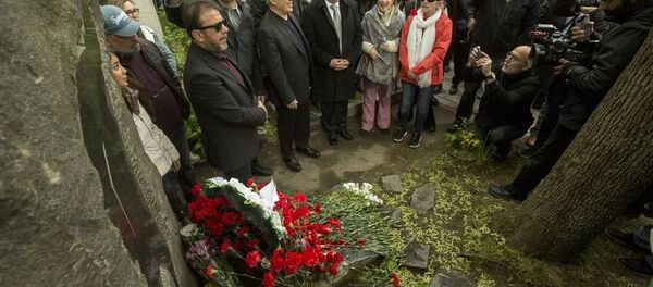 Nazım Hikmet mezarı başında anıldı - Sputnik Türkiye