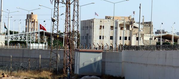 Sınırdaki YPG karargahında ikinci ABD bayrağı - Sputnik Türkiye