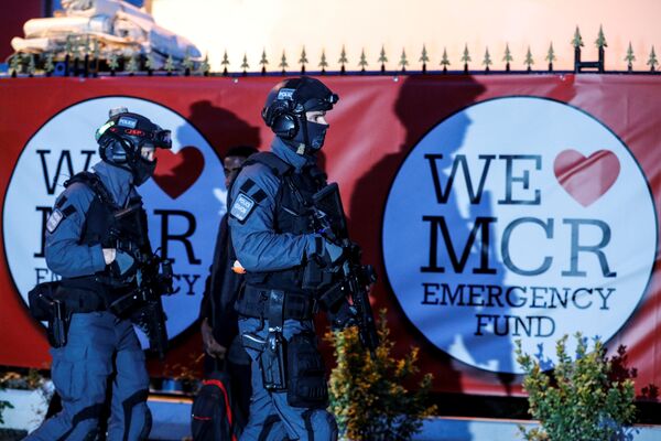 Manchester’daki Emirates Old Trafford stadyumunda düzenlenen konsere gelen yoğun güvenlik önemleri altında alana alındı. - Sputnik Türkiye