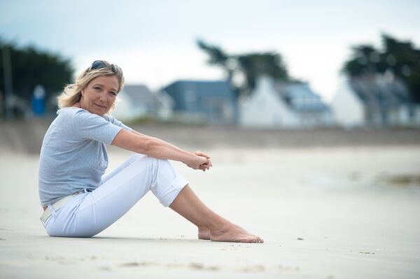 French far right party, the National Front's (FN) vice-president Marine Le Pen poses on the beach on July 28, 2010 in La Trinite-sur-Mer, northern France. - Sputnik Türkiye