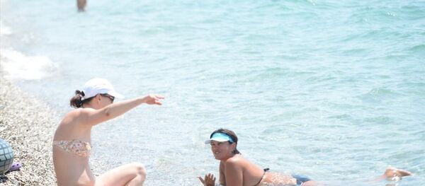 Antalya'da denize giren ve 3 saat sudan çıkmayan Rus turist - Sputnik Türkiye