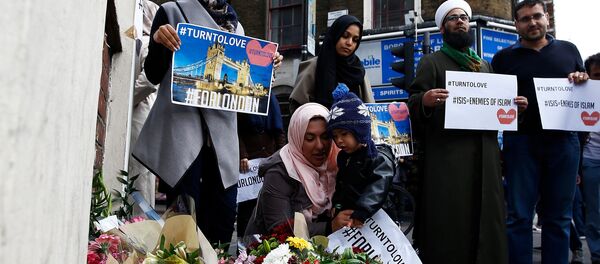 Londra'daki anma etkinliklerine katılan Müslümanlar - Sputnik Türkiye