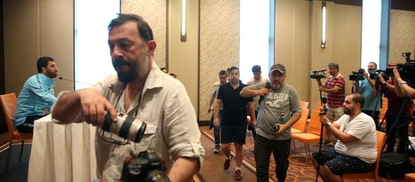 Gazeteciler, Arda Turan'ı protesto etmek için salonu topluca terk etti. - Sputnik Türkiye