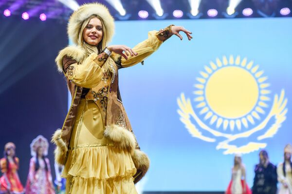 Miss BDT-2017 güzellik yarışmasında halk giysileriyle düzenlenen defile. - Sputnik Türkiye