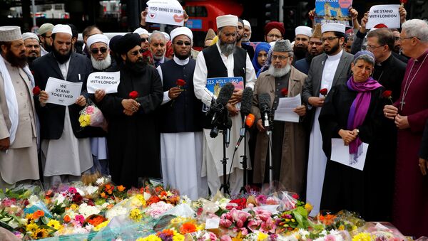 Londra saldırısnın ardından Müslümanlar, ölenlerin anısına toplandı - Sputnik Türkiye