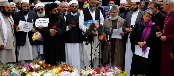 Londra saldırısnın ardından Müslümanlar, ölenlerin anısına toplandı - Sputnik Türkiye