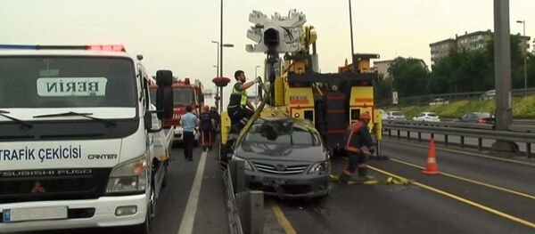 Takla atan araç, metrobüs yoluna girdi - Sputnik Türkiye