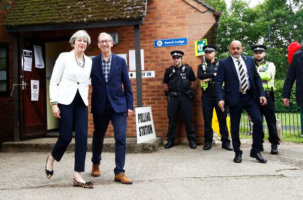 İngiltere Başbakanı Theresa May, eşi Philip'le birlikte oyunu kullandı - Sputnik Türkiye