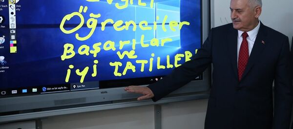 Sınıftaki akıllı tahtayı işaret eden Başbakan Binali Yıldırım, Her şey var, sadece ders yok, film de var. Bu işin mimarı burada. ifadesini kullandı. Bunun üzerine Milli Eğitim Bakanı İsmet Yılmaz, akıllı tahta uygulamasını Başbakan Yıldırım'ın, Ulaştırma, Denizcilik ve Haberleşme Bakanlığı döneminde başlattığı proje olduğunu, uygulamanın öğrenme süreçlerini hızlandırdığını anlattı. Başbakan Yıldırım, daha sonra akıllı tahtaya Sevgili öğrenciler, başarılar ve iyi tatiller. yazdı. - Sputnik Türkiye