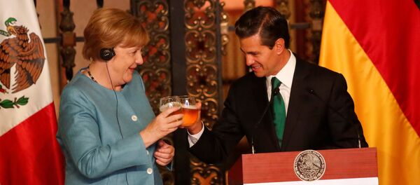 Almanya Başbakanı Angela Merkel ve Meksika Devlet Başkanı Enrique Pena Nieto - Sputnik Türkiye