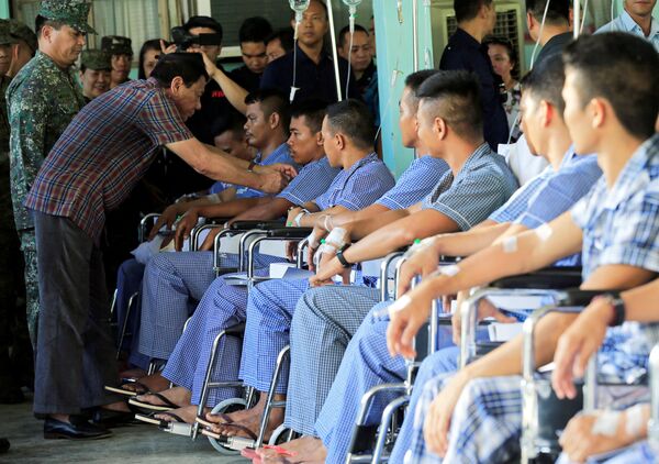 Duterte, çatışmalarda yaralanarak tedavi altına alınan askeri de ziyaret etti. - Sputnik Türkiye