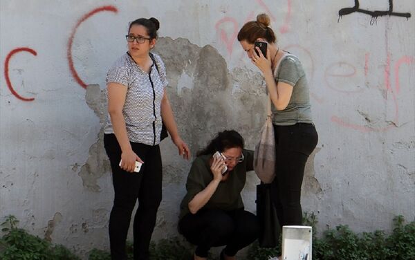 İzmir'de depremin ardından vatandaşlar sokağa çıktı - Sputnik Türkiye
