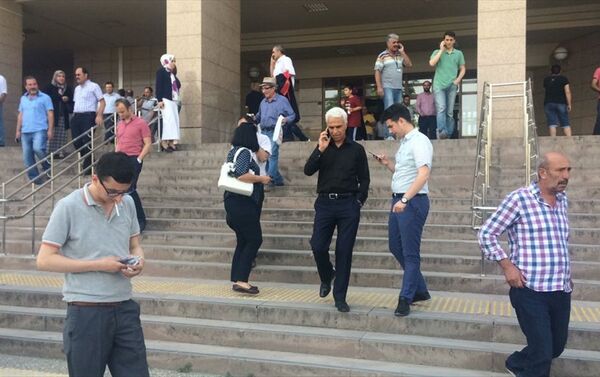 İzmir'in Bayraklı ilçesindeki adliye binasında bulunanlar, depremin ardından dışarı çıktı - Sputnik Türkiye
