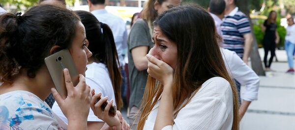İzmir'de hissedilen deprem vatandaşlarda paniğe neden oldu. İşyerlerini boşaltan çalışanlar yakınlarını ulaşmak için telefonlarına sarıldı. Korku yaşayan bazı vatandaşların gözyaşlarına hakim olamadığı görüldü. - Sputnik Türkiye