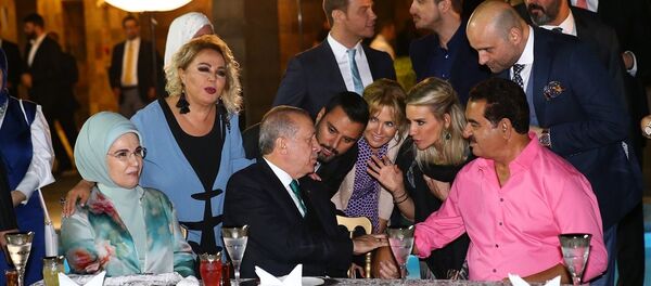 Cumhurbaşkanı Recep Tayyip Erdoğan, sanatçılarla ve sporcularla iftarda buluştu - Sputnik Türkiye