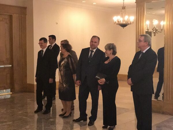 Rusya'nın İstanbul Başkonsolosu Andrey Podelyshev, resepsiyon için gelen konukları salon girişinde karşıladı. - Sputnik Türkiye