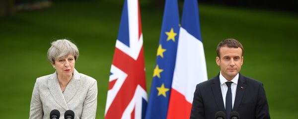 Theresa May-Emmanuel Macron - Sputnik Türkiye
