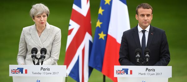 Theresa May-Emmanuel Macron - Sputnik Türkiye