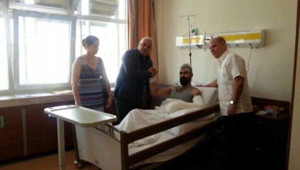 Küba Büyükelçisi Alberto Gonzalez Casals, Murat Özdemir'i hastanede ziyaret etti. - Sputnik Türkiye