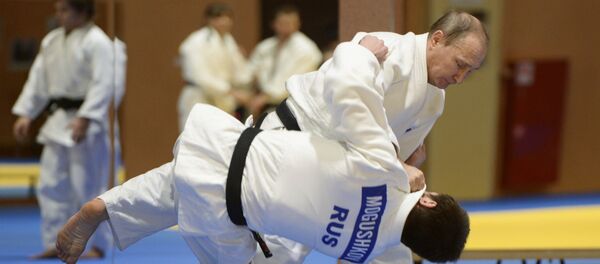 Russian President Vladimir Putin during a sparring with the 2014 World Judo Championship bronze medal winner Musa Mogushkov at the meeting with members of the Russian national judo team, January 8, 2016 - Sputnik Türkiye