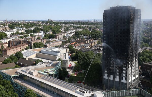 Diğer yandan angın nedeniyle binadan yükselen siyah dumanın, Londra'nın büyük bölümünden görülebildiği kaydedildi. - Sputnik Türkiye